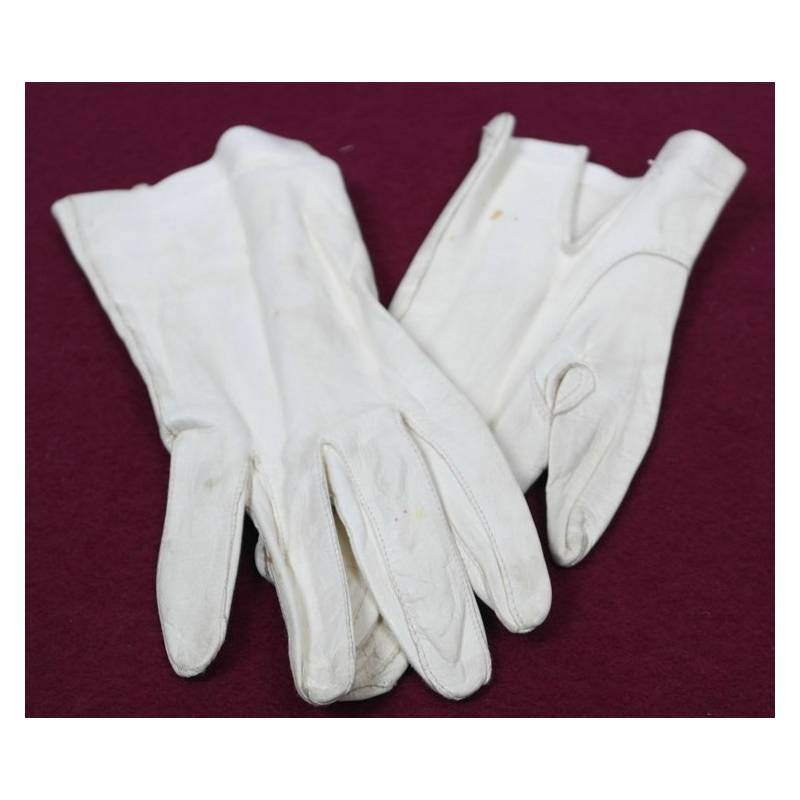 Antiguos guantes de piel