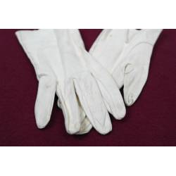 Antiguos guantes de piel