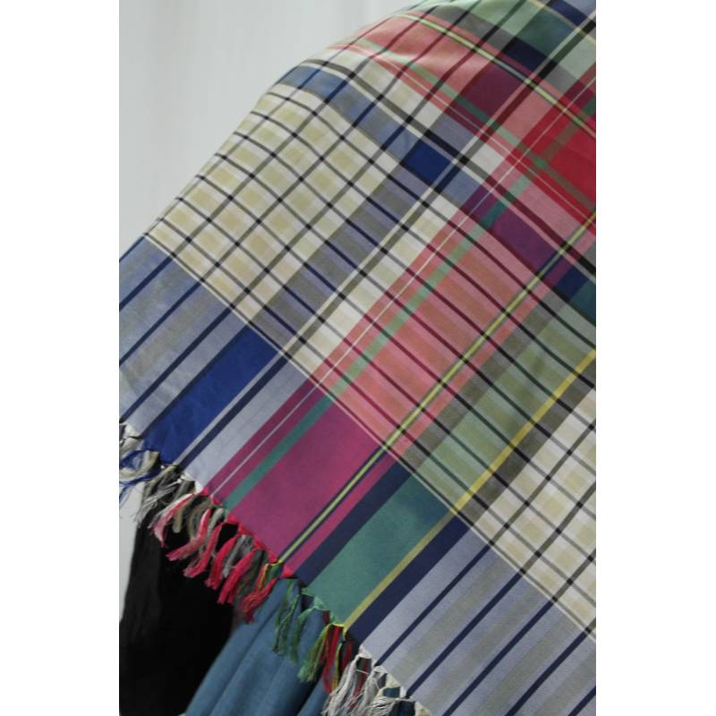 Mantón de seda de cuadros.