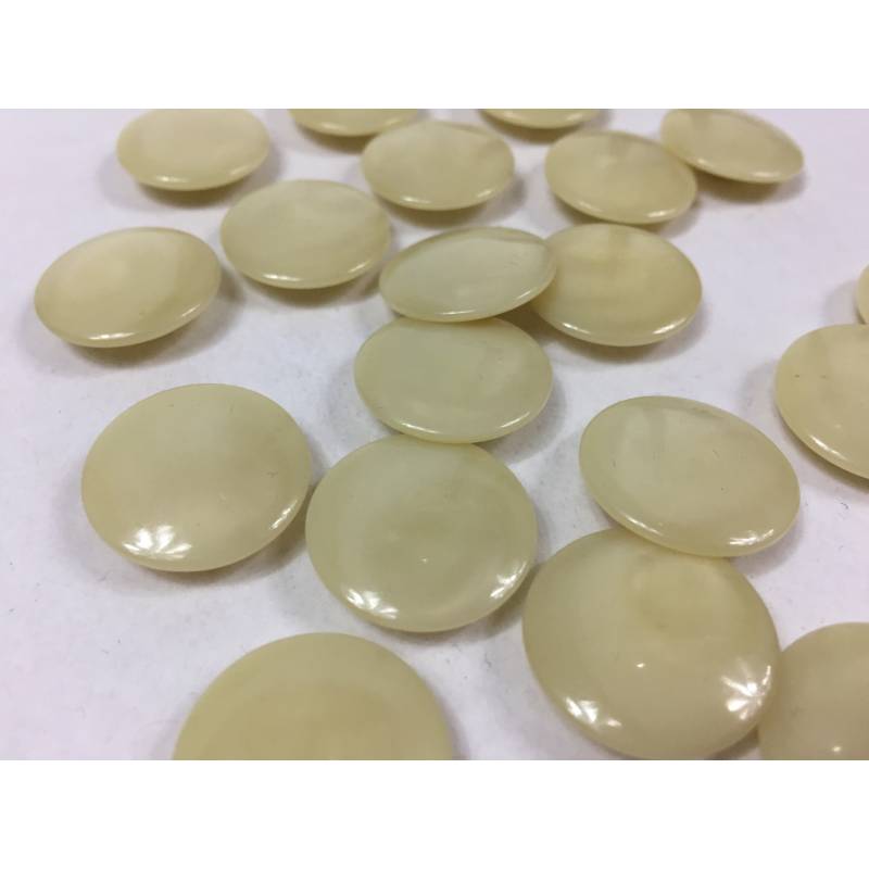 Botones de color marfil. Antiguos.