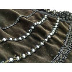 Antiguo delantal de terciopelo y abalorios