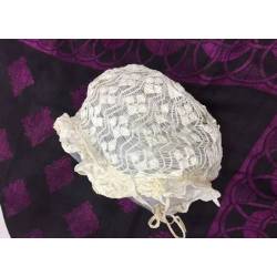 Gorro de bebé hecho a bolillo.