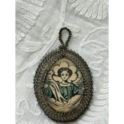 Antiguo relicario metálico