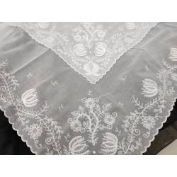 Pañuelo blanco bordado