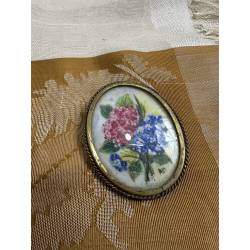 Antiguo broche de porcelana