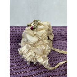 Antiguo gorro de seda y flores
