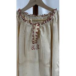 Antiguo camisón con festón...