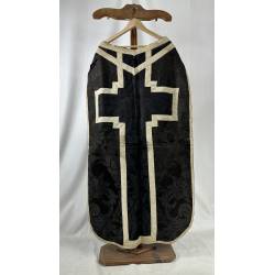 Antigua casulla negra, de seda