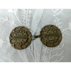 Antiguo broche de latón