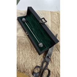 Aguja para moño, plateada.