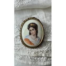 Antiguo broche de mujer....
