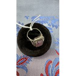 Anillo con piedra morada