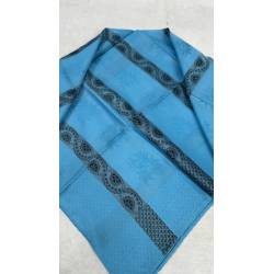 Pañuelo azul y negro