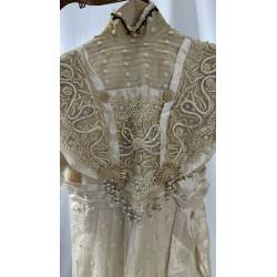 Antiguo vestido blanco de seda