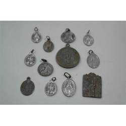 Lote de doce medallas antiguas.