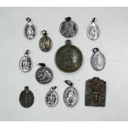 Lote de doce medallas antiguas.