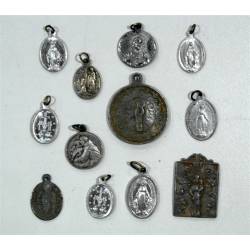 Lote de doce medallas antiguas.
