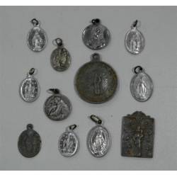 Lote de doce medallas antiguas.
