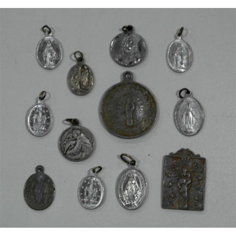 Lote de doce medallas antiguas.