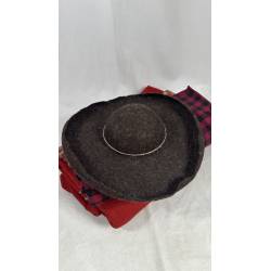 Sombrero pardo de ala ancha