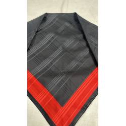 Pañuelo rojo y negro