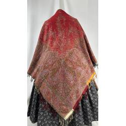 Antiguo mantón alfombrado