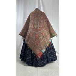 Antiguo mantón alfombrado