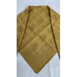 Pañuelo adamascado amarillo...
