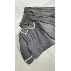 Antiguo vestido de seda gris