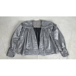 Blusa gris con decoraciones