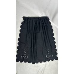 Antiguo delantal negro bordado
